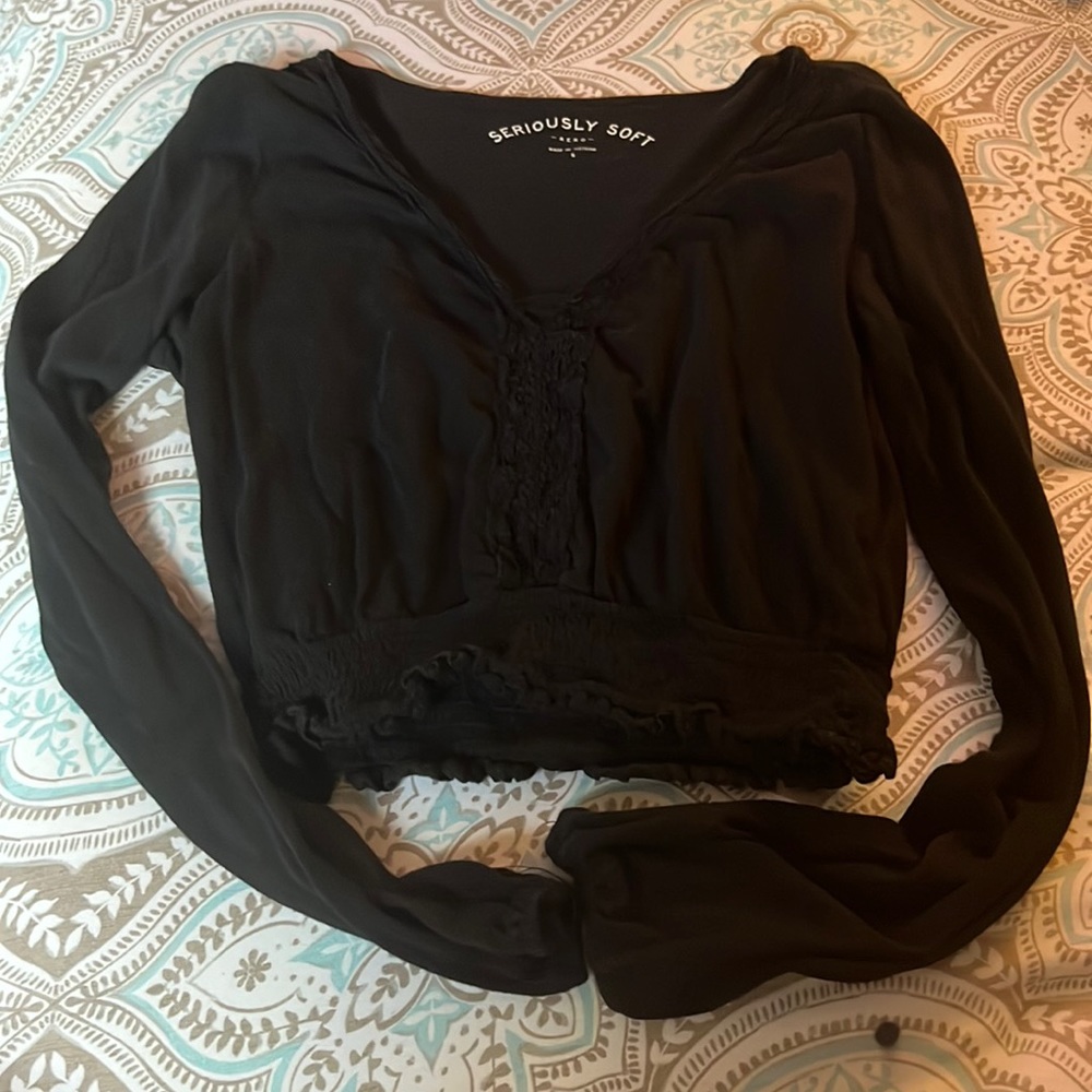 aero black v-neck top!